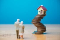 定年後も残る住宅ローン「年金だけでは返済が難しい…」60代の不安。シニアの「年金額＆住宅ローン残高」はどれくらい？FPが答える「資産を守る3つの視点」