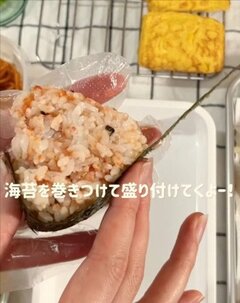 【おにぎり弁当】手軽に作れるから揚げと、ころんとしたおにぎりが美味しそう！新婚の妻が夫に作る愛情弁当に注目