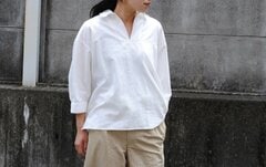 仕事着にもぴったり。顔まわりをすっきり見せる「Vネックブラウス」6選
