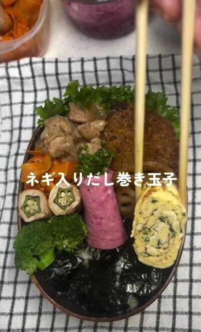 右側にネギ入りだし巻き玉子が詰められていくところ