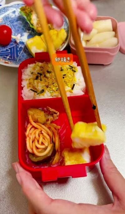 ふりかけごはんを詰める