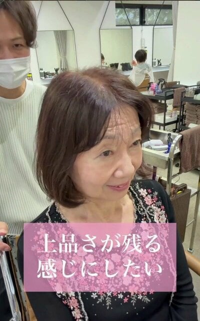 あご下ほどの長さで、全体が重たく落ち着いたボブの女性の来店時の様子（ビフォー）