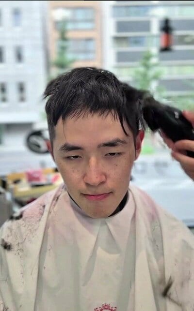 自分で切った前髪が短く残り、いつも同じ髪型で過ごしてきた来店時の様子