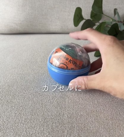 【100均DIY】捨てたくないカプセルトイの「紙」が、お部屋に馴染むおしゃれなポスターに！