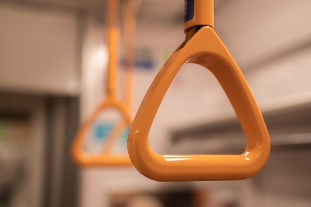 「私臭いかな」電車内で起きた不安になる現象　なんとも気まずい光景に「同じこと起きた」「泣ける」と共感