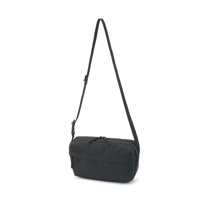 撥水加工が施された、シンプルなデザインのショルダーバッグ