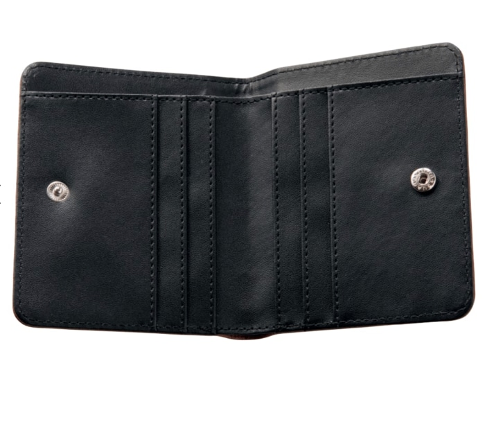 内側にはお札入れとカードポケットが効率的に配置