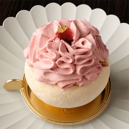 サクッとしたメレンゲに桜ティー入りのクリームをのせた一品