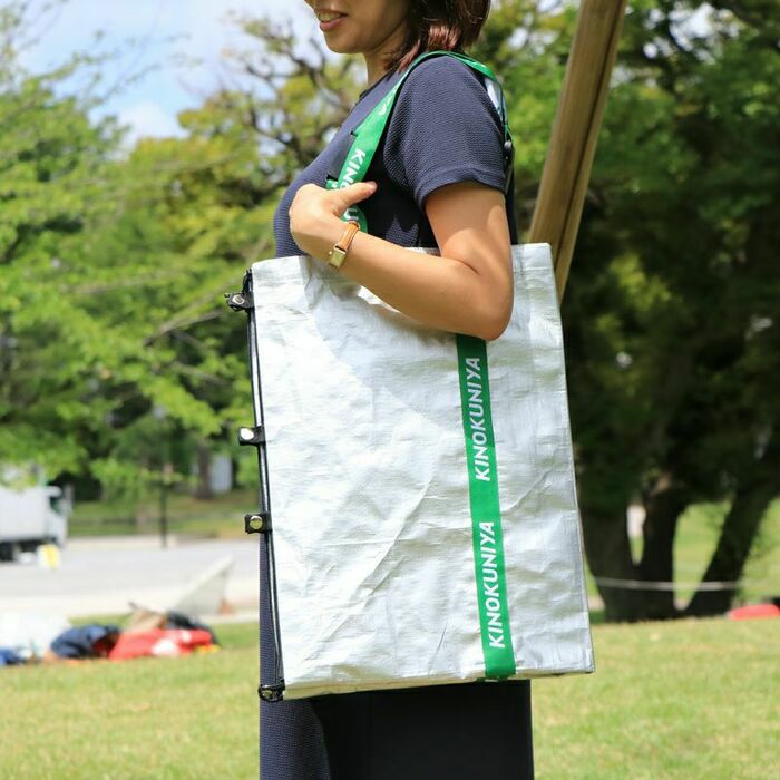用途に合わせてバッグのサイズを変えることができ、マチありにもマチなしにも