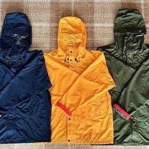 カラーはイエロー、ネイビー、フォレストグリーンの3色