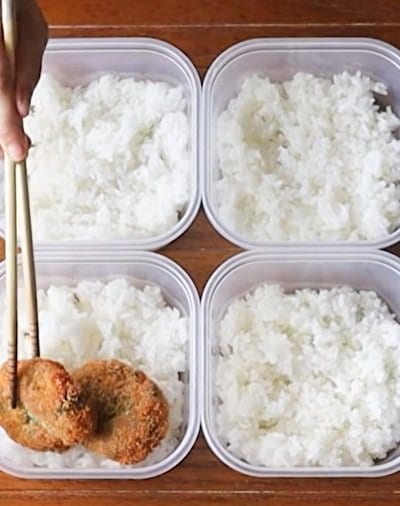 タッパーに詰める4人分の【豚こまと大葉のサクサクカツ弁当】が夏にぴったり！「おいしそ～！」の声