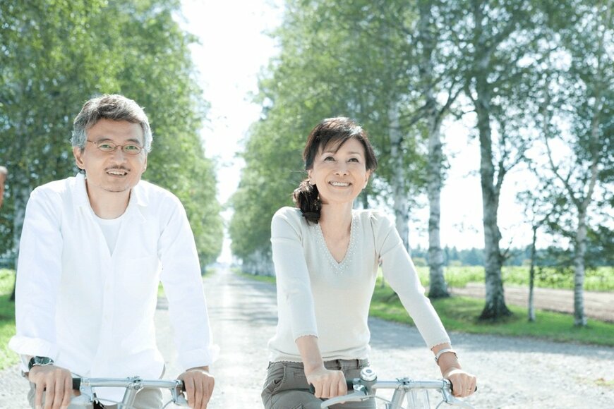 「平均年収400万円の夫」と「専業主婦の妻」世帯での年金受給額は月額いくら？平均年収別《年金受給額の目安》をシミュレーション！