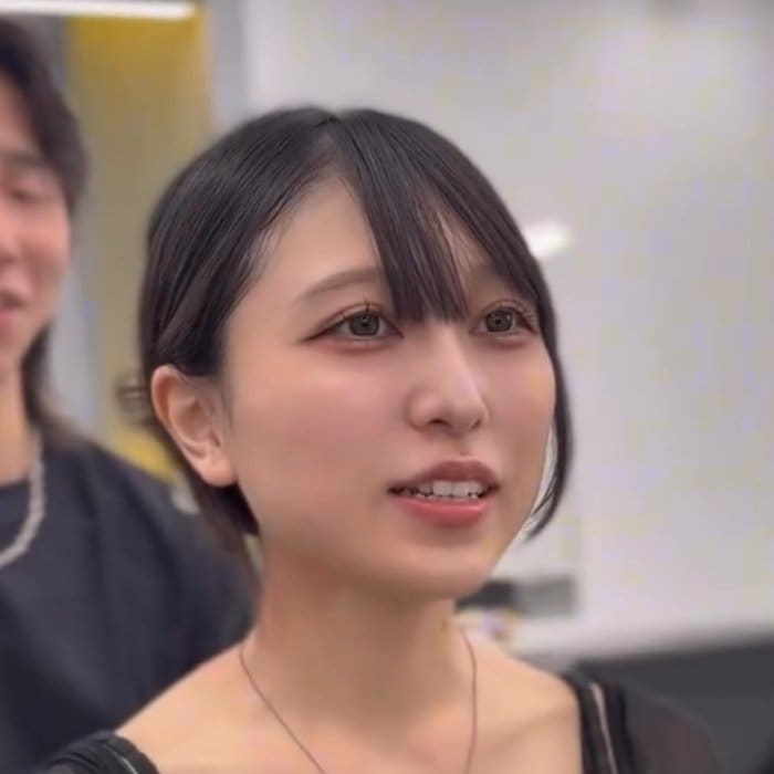 【大変身】切れすぎた髪の毛に悩む女性がバッサリカット！黒髪ウルフカットで大胆イメチェンした姿が話題