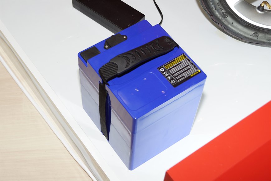 着脱式のリチウムイオンバッテリーは、家庭用電源で充電可能。