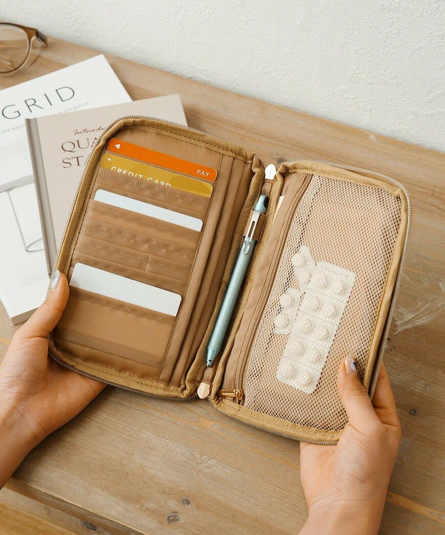 出所：パルグループ公式ファッション通販サイト 3COINS お薬手帳ケース