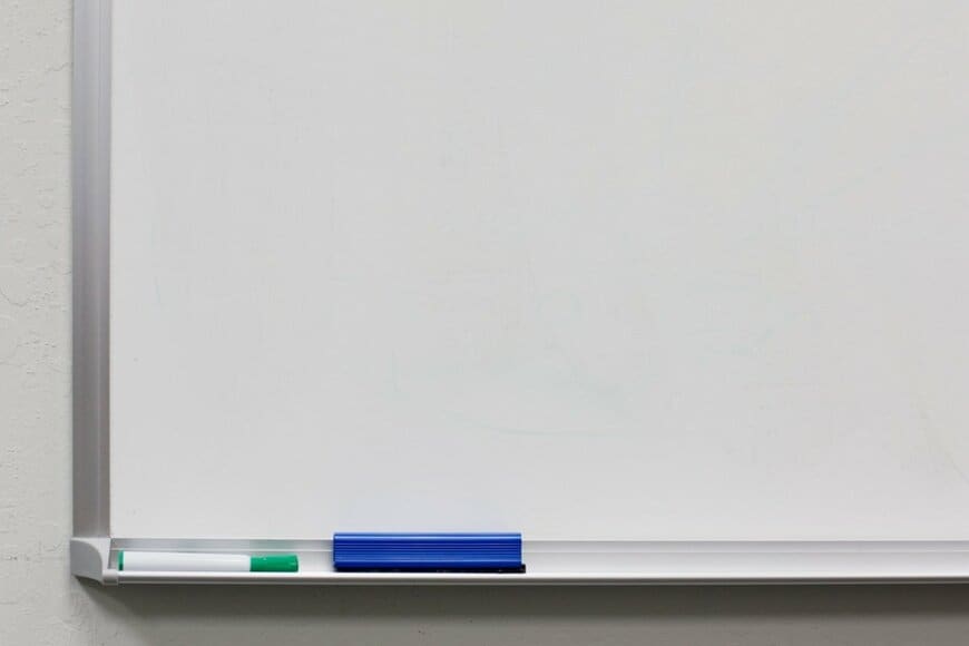 職場のホワイトボードに描き続けた小さな猫　上司にバレて活動終了かと思いきや…「予想外の展開」に大反響