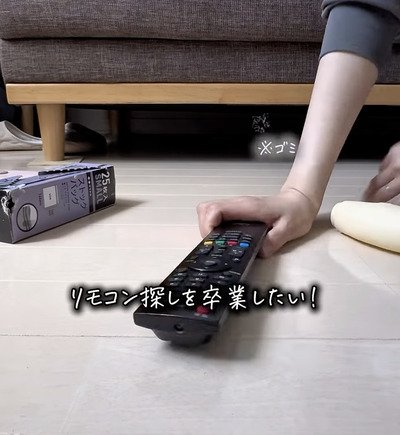 「真似します！」セリアの〈木製デスクラック・三角吊り金具・ピンフック〉で→おしゃれな〈浮かせるリモコン収納〉をDIY