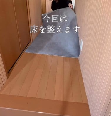 「参考にさせてください」築20年中古戸建〈玄関ホールの床〉→3児ママの簡単DIYでスタイリッシュな〈コンクリート柄〉に雰囲気ガラリ！