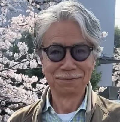 ピンクパンツにカーキのブルゾンを合わせた73歳の春コーデ。丈感や小物で引き締めて甘さを抑えた着こなしと仕上がり