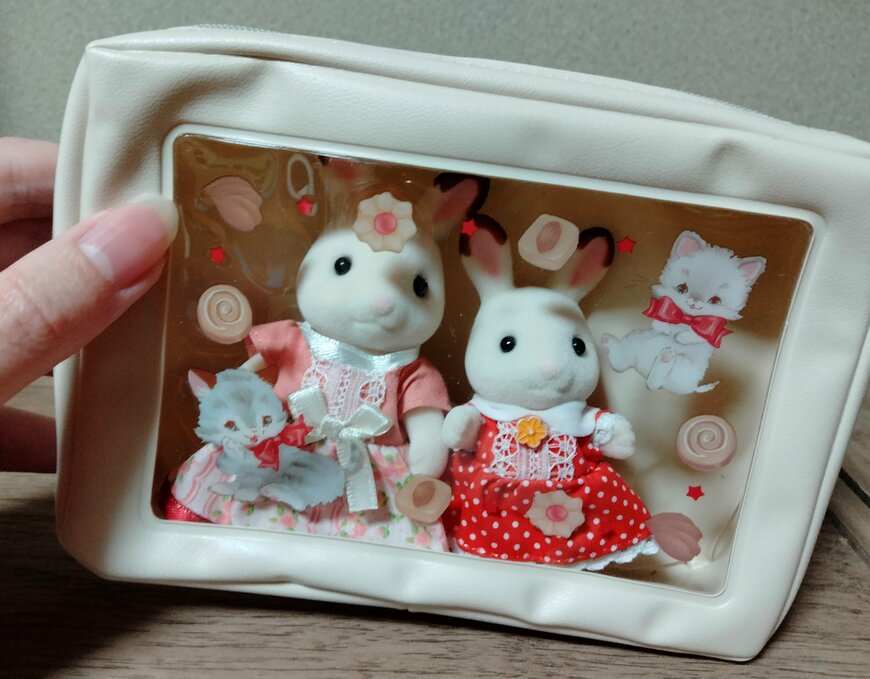 筆者撮影（セリア、PVCポーチ 窓あき ヴィンテージアニマル）