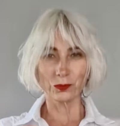 【海外マダム】〈華やかな個性派スカート〉をエレガントに着こなす！洗練された大人カジュアルコーデに「とても素敵！」の声