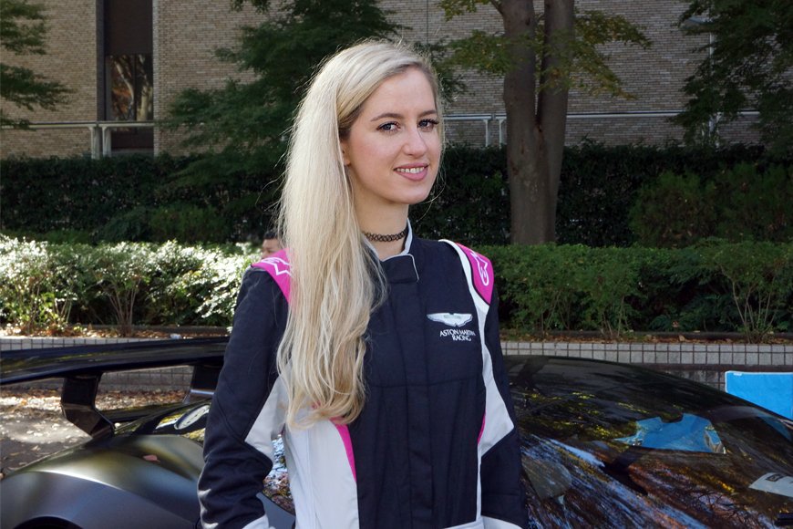 アストンマーティンレーシングのレーシングスーツを着たキャンギャル