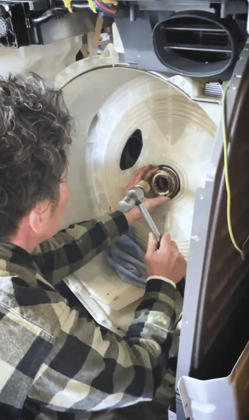 洗濯機を修理する様子