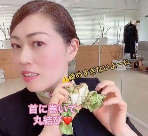 カーネーション巻は首元に丸結びで