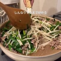 28歳会社員女性が作る1食150円の冷凍弁当。ご飯に豚ニラもやしをたっぷりと乗せ、電子レンジで作る炒り卵を配置する実践的なお弁当術