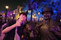 アメリカ・ディズニーパークで記念撮影　ミッキー像との記念撮影中に発生した「戦闘開始」の瞬間が話題に