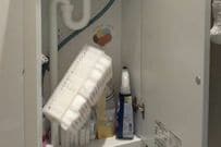 【跡が残らない】100均の「シールフック」で作った浮かせる収納が落ちてしまう　「ゲル両面テープと剥がせる接着剤」で解決