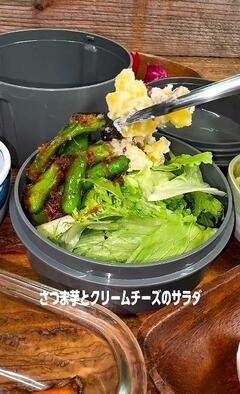 【大工が作る秋のお弁当】こんがり焼けた大きな鮭のカマに栗ご飯を添えて、華やかでボリューム満点の仕上がりに感動