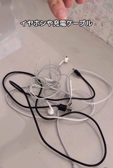 変身前の絡まるケーブル類