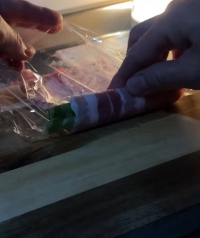 アスパラを肉で巻きます