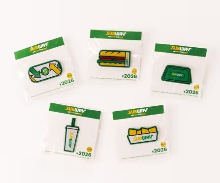 ニットバッグと並んで2つの福袋に共通で入っているのが「ピンバッチ」