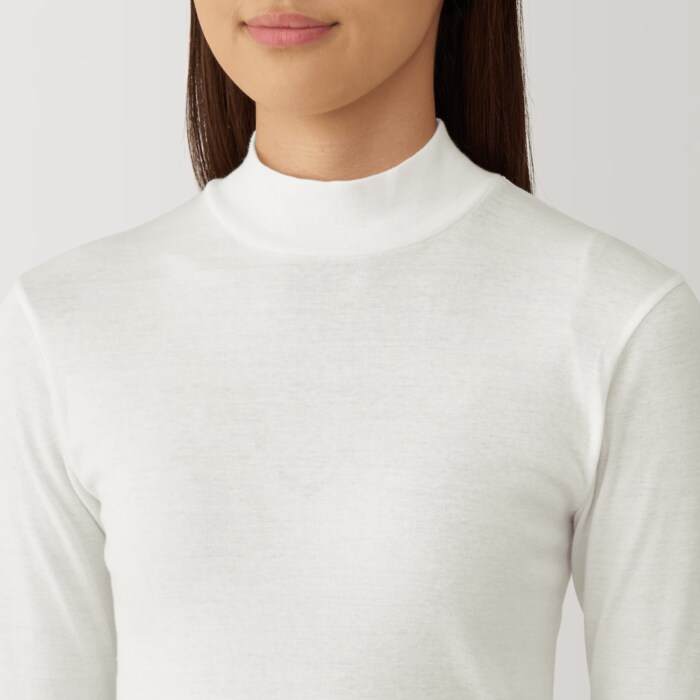 ハイネックになっているので首元まで暖かく、寒い季節にぴったり