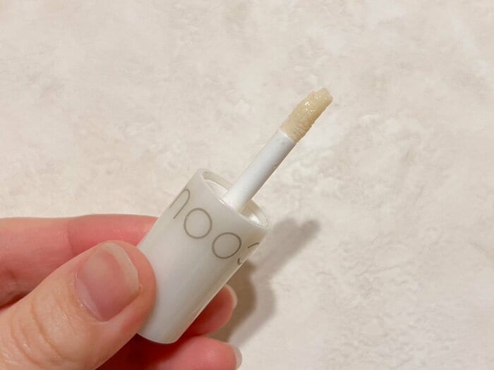 塗る部分は、リップグロスのようにチップになっています