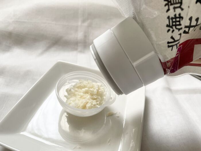 袋を傾けるだけでスムーズに中身が出てきます