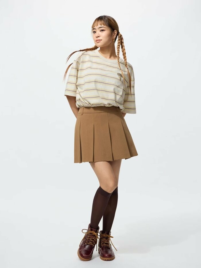 ナチュラルカラーのボディに、細いボーダー柄がデザインされたTシャツ
