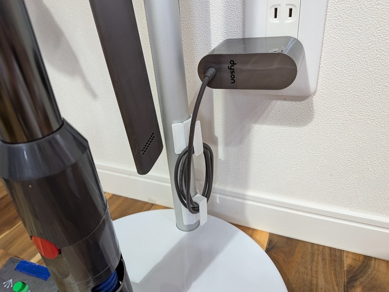 セリア　曲面に貼れるコードフック