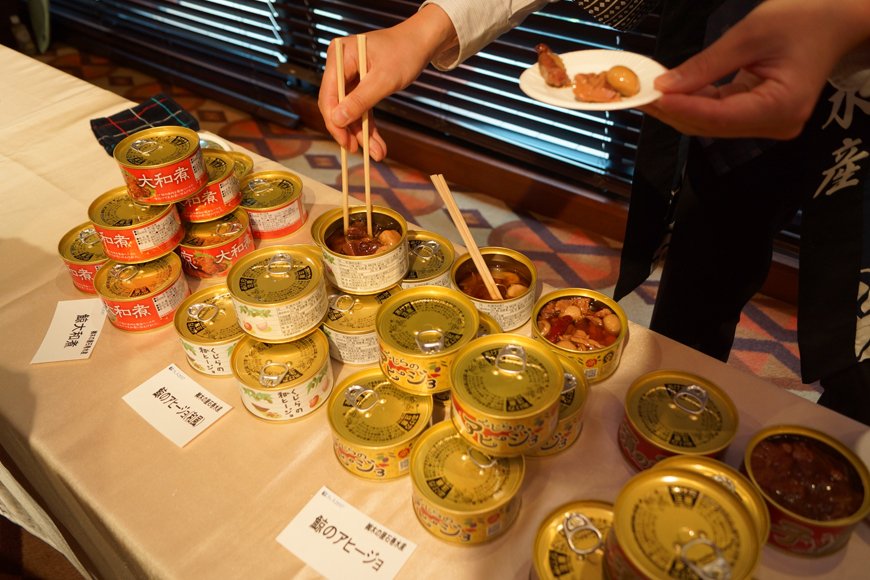 クジラ肉のアヒージョ、大和煮などの缶詰も食べることができる。