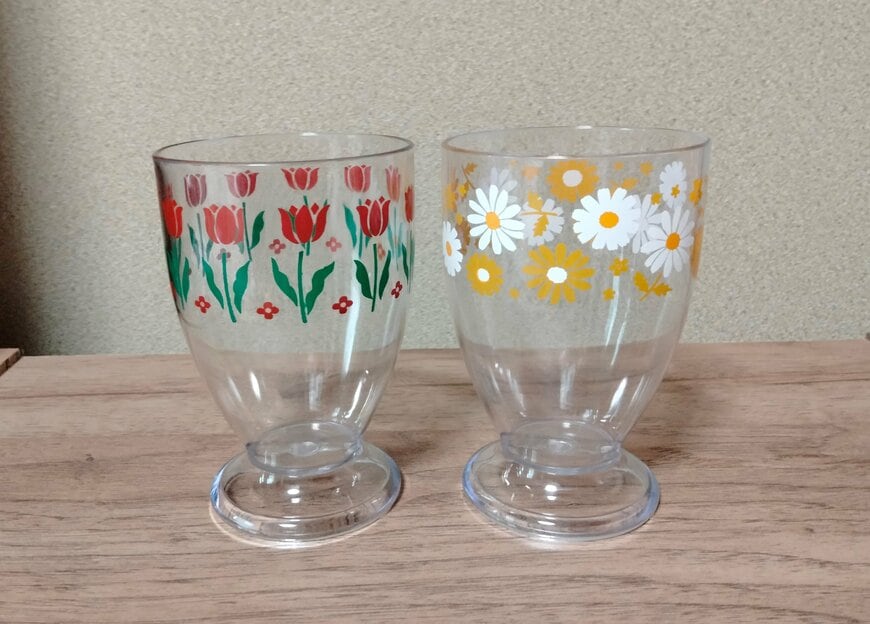 筆者撮影（セリア、足つきクリアカップ 1P レトロフラワー）