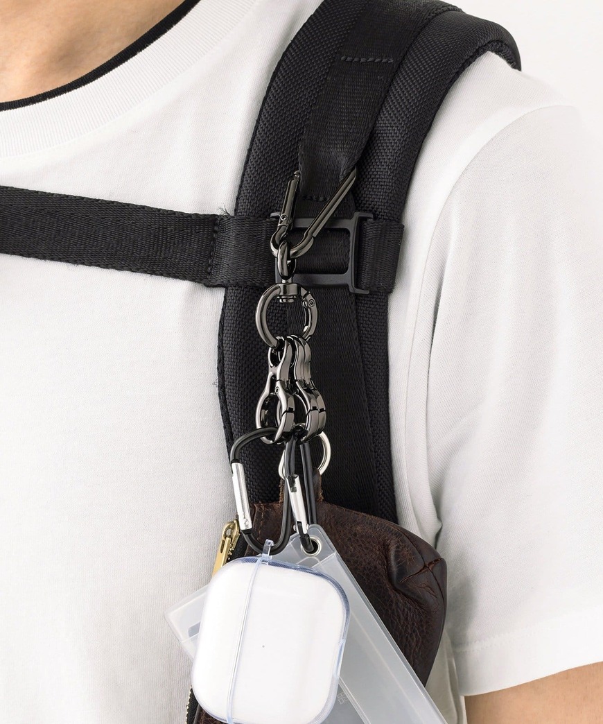 リュックのストラップに取り付けた使用例。イヤホンケースなどをぶら下げられる
