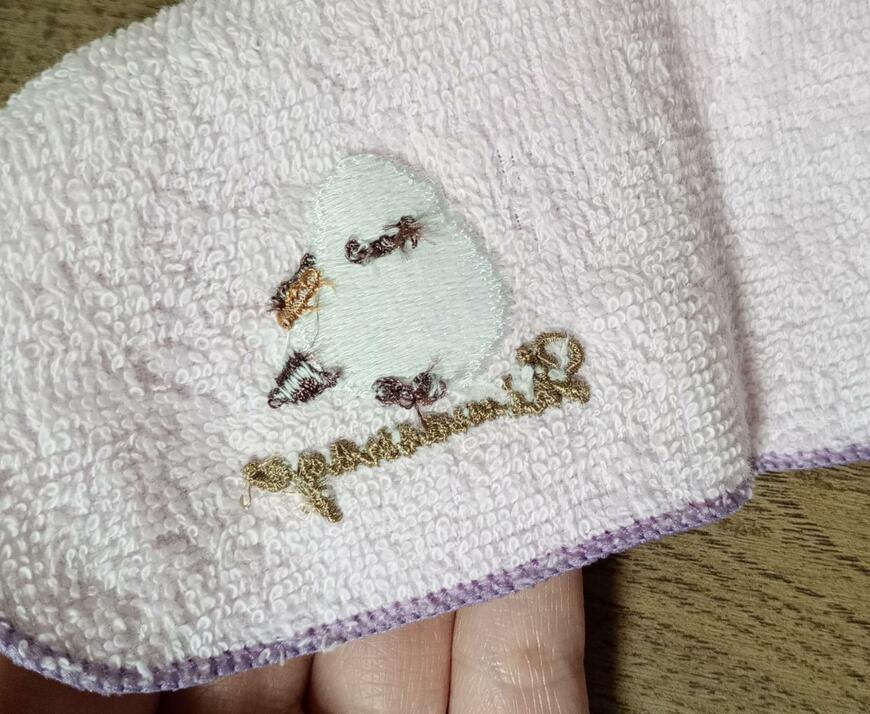 筆者撮影（セリア、単色メロー刺繍タオルハンカチ20×20cmシマエナガ）