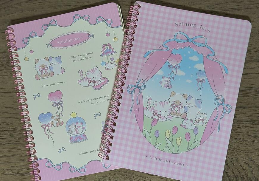 筆者撮影（キャンドゥ、SJI-33625 A5 Wリングノート 50枚 A罫 ふわふわ猫柄）