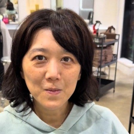 【大変身】1年ぶりカットの女性がショートボブで大胆イメチェン！軽やかさと若々しさが感じられる仕上がりに！