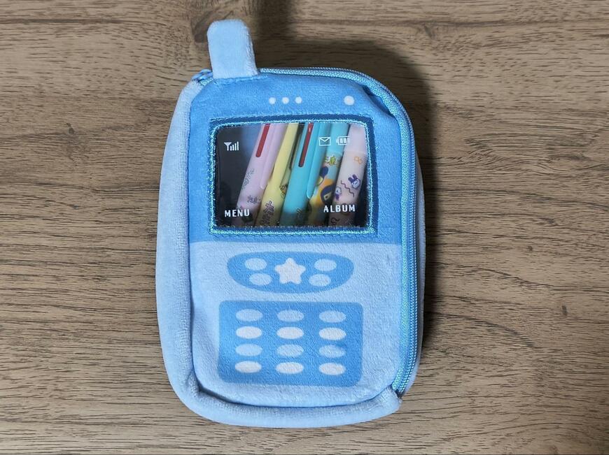 筆者撮影（ダイソー、Y2K携帯ポーチ）