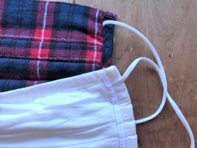 （上）『繰り返し　使える　2枚組・三層マスク』と（下）『繰り返し　使える　2枚組・マスク（フランネル）』縫い目が乾きにくい場合も（筆者撮影）