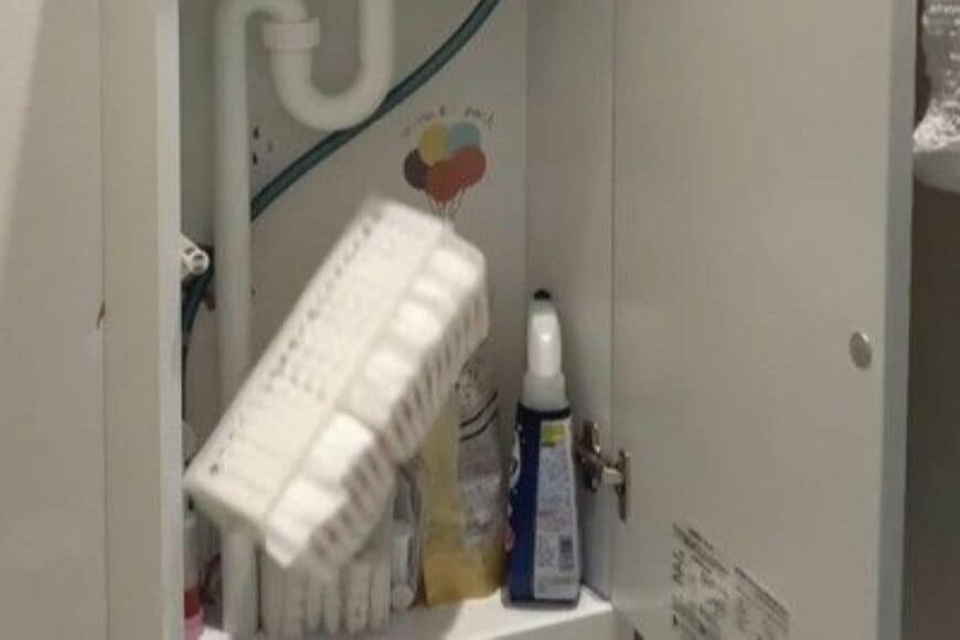 【跡が残らない】100均の「シールフック」で作った浮かせる収納が落ちてしまう　「ゲル両面テープと剥がせる接着剤」で解決