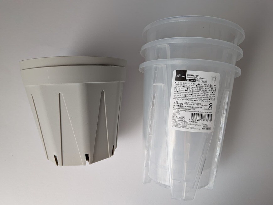 「セリアのスリット鉢は、アイボリーとダークグレーが店頭に並んでいました」